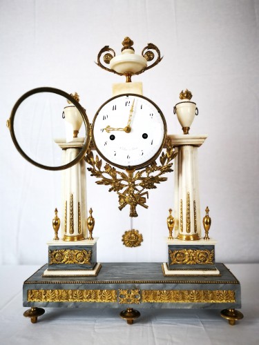 A Louis XVI portico marble and gilt-bronze mantel clock. - Horology Style Louis XVI