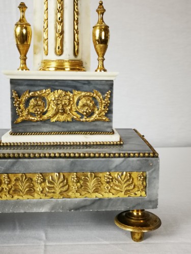 Antiquités - A Louis XVI portico marble and gilt-bronze mantel clock.