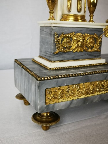 Antiquités - A Louis XVI portico marble and gilt-bronze mantel clock.