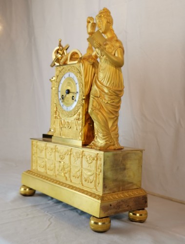 Pendule d’époque Empire dite aux objets scientifiques - Empire