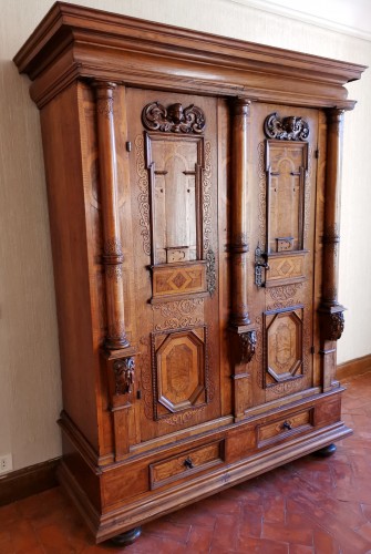 Petite armoire alsacienne baroque à trois colonnes début du XVIIe siècle vers 1640. - Mobilier Style Louis XIV