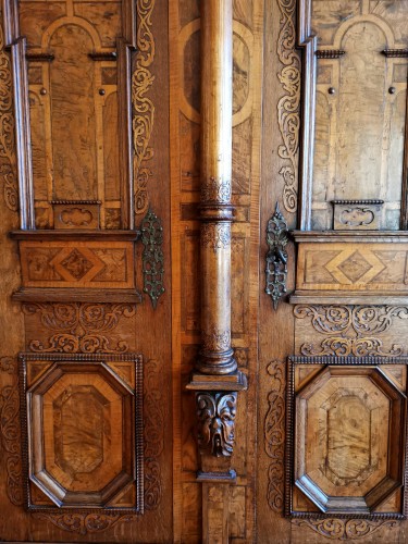 Petite armoire alsacienne baroque à trois colonnes début du XVIIe siècle vers 1640. - Sérignan Antiquités