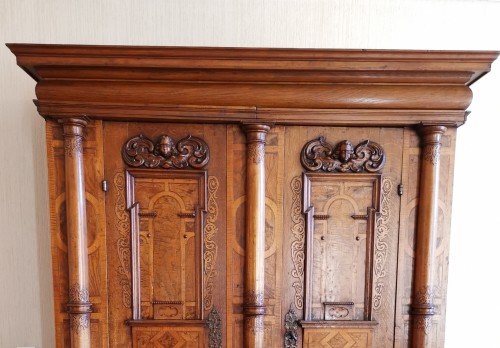 Small Alsatian Baroque wardrobe with three columns Early 17th Century. - Louis XIV