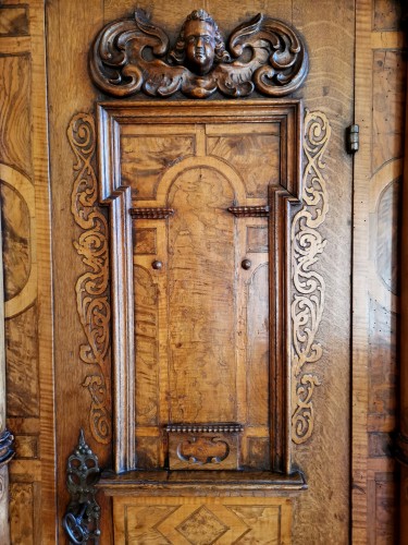 Antiquités - Petite armoire alsacienne baroque à trois colonnes début du XVIIe siècle vers 1640.