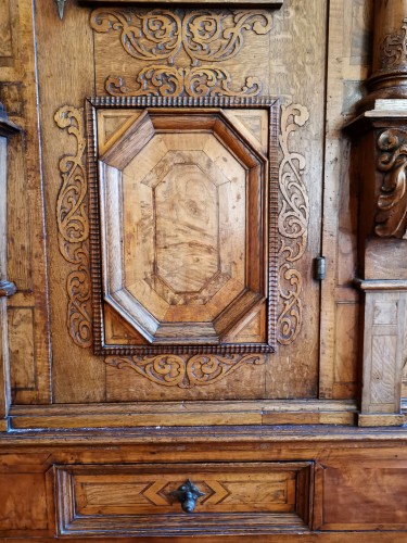 Antiquités - Petite armoire alsacienne baroque à trois colonnes début du XVIIe siècle vers 1640.