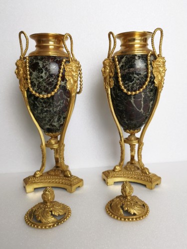 Pair of &quot;Athenian&quot; Louis XVI style cassolettes with the effigy of Bacchus.  - Decorative Objects Style Napoléon III