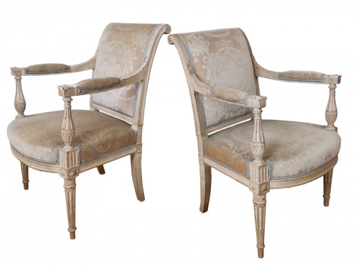 Paire de fauteuils à dossier plat, enroulé Louis XVI estampillés Roussens