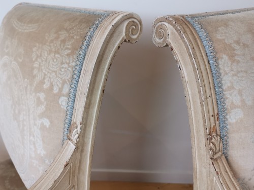 Antiquités - Paire de fauteuils à dossier plat, enroulé Louis XVI estampillés Roussens