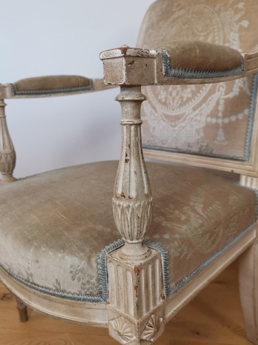 Antiquités - Paire de fauteuils à dossier plat, enroulé Louis XVI estampillés Roussens