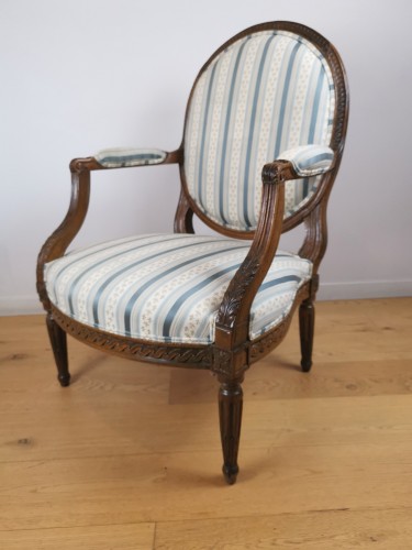 Fauteuil Lyonnais à la reine en médaillon d’poque Louis XVI - Sièges Style Louis XVI