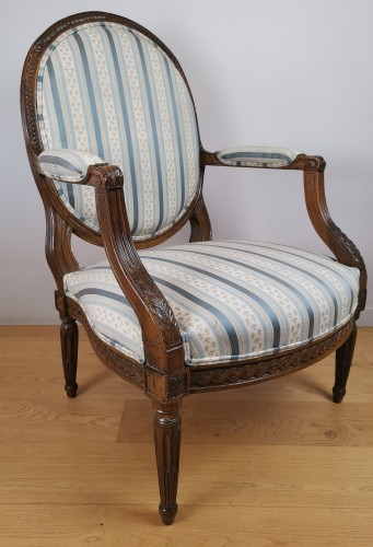 Sièges Fauteuil & Bergère - Fauteuil Lyonnais à la reine en médaillon d’poque Louis XVI