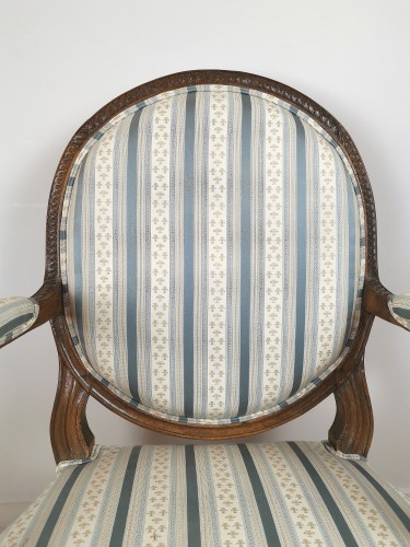 Louis XVI - Fauteuil Lyonnais à la reine en médaillon d’poque Louis XVI