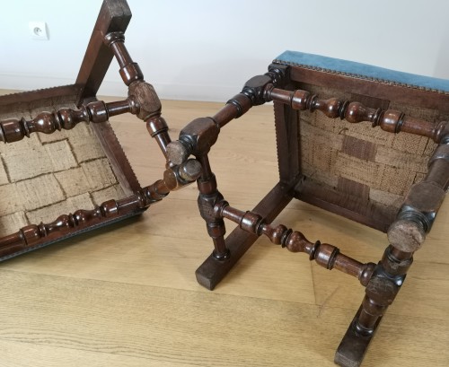 Antiquités - A Louis XIII set of six walnut chairs