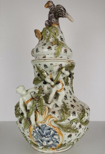 Wall fountain in earthenware 18th Century - Porcelain & Faience Style Louis XV