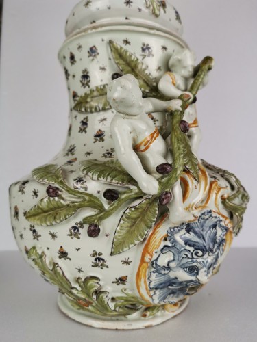 Porcelain & Faience  - Wall fountain in earthenware 18th Century
