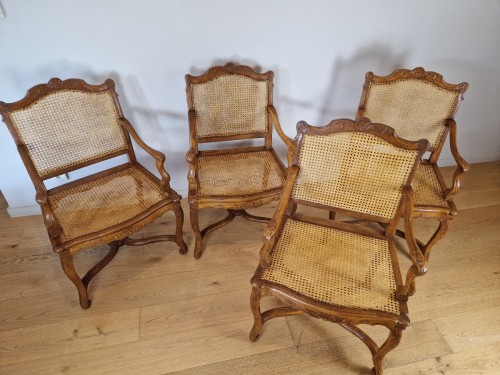 Suite de quatre fauteuils cannés d’époque Régence, vers 1715 - Sièges Style Régence