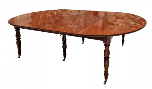 A Solid mahogany extending dining Table late18th early 19th Century 