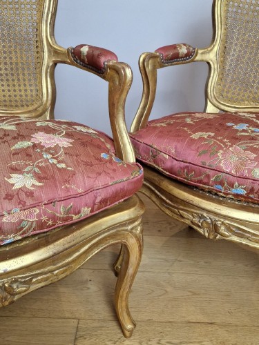 Louis XV - Paire de cabriolets Lyonnais en bois doré attribués à François-noël Geny