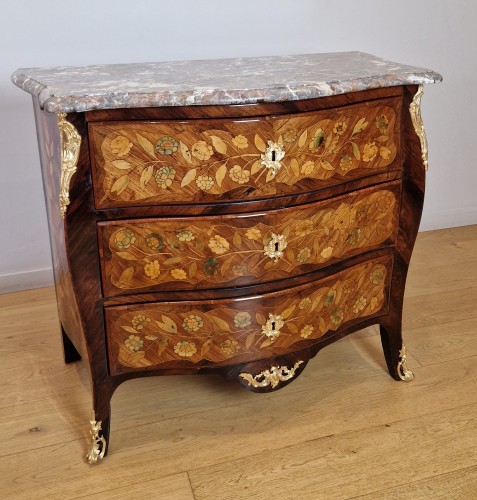 Commode d’entre deux d’époque Louis XV en marqueterie de fleurs - Mobilier Style Louis XV