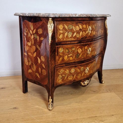 A Louis XV chest of drawers marquetry of flowers 18th century circa 1745  - 