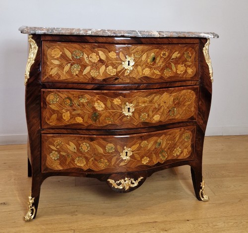 XVIIIe siècle - Commode d’entre deux d’époque Louis XV en marqueterie de fleurs