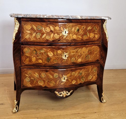 Antiquités - Commode d’entre deux d’époque Louis XV en marqueterie de fleurs