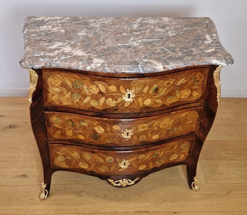 Antiquités - Commode d’entre deux d’époque Louis XV en marqueterie de fleurs