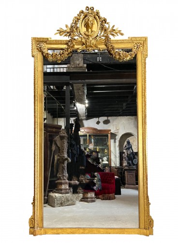 Monumental miroir Napoléon III  en bois doré au profil d’Apollon