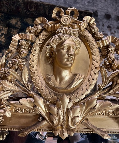 Antiquités - Monumental miroir Napoléon III  en bois doré au profil d’Apollon