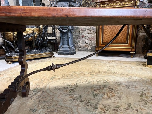 Louis XIV - Table espagnole du XVIIe siècle en noyer et fer forgé