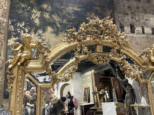 XIXe siècle - Miroir Napoléon III en bois doré aux angelots musiciens