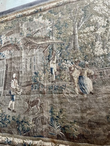 Antiquités - Tapisserie d'Aubusson du début XVIIIe siècle, scène de fête villageoise