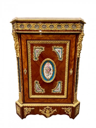 Meuble d’appui aux médaillons en porcelaine de Sèvres XIXe