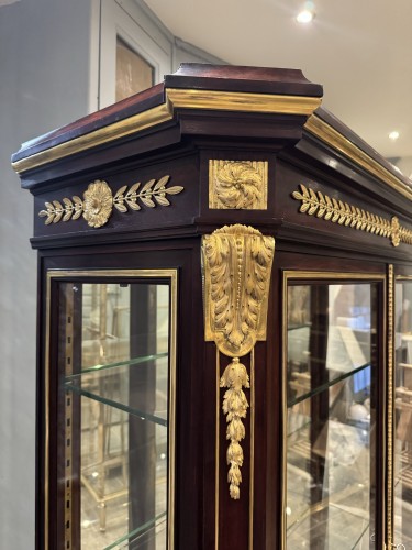 Antiquités - Vitrine Napoléon III en acajou et bronzes dorés