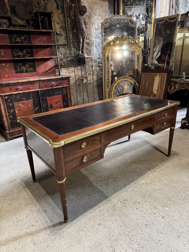 Mobilier Bureau et Secrétaire - Bureau plat Louis XVI estampillé Jean Baptiste Vassou