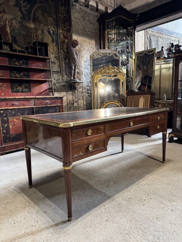 XVIIIe siècle - Bureau plat Louis XVI estampillé Jean Baptiste Vassou