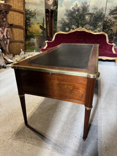 Antiquités - Bureau plat Louis XVI estampillé Jean Baptiste Vassou