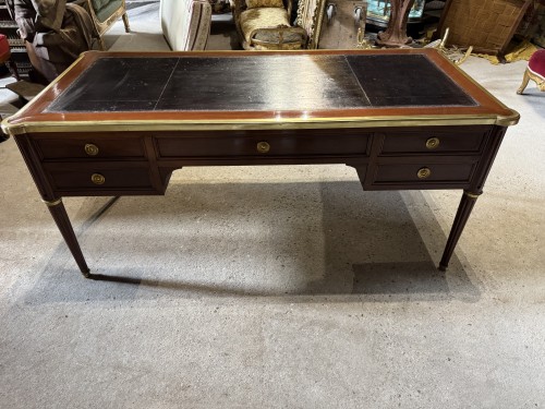 Antiquités - Bureau plat Louis XVI estampillé Jean Baptiste Vassou
