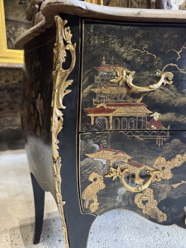 Antiquités - Commode en laque de Chine du XIXe siècle