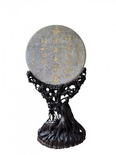 Bas relief en marbre sur son piètement en bois sculpté du Vietnam XIXe