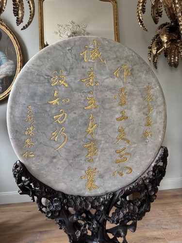 Bas relief en marbre sur son piètement en bois sculpté du Vietnam XIXe - Antiquités Simon