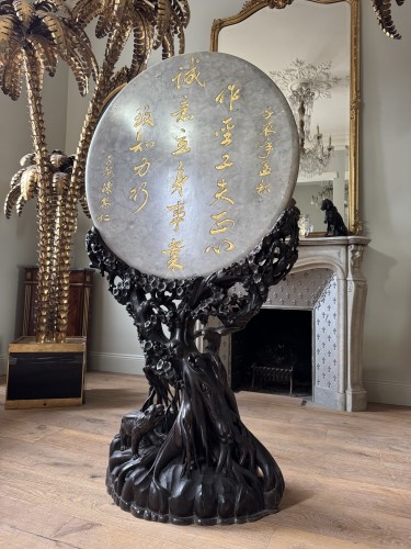 XIXe siècle - Bas relief en marbre sur son piètement en bois sculpté du Vietnam XIXe