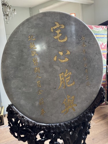 Bas relief en marbre sur son piètement en bois sculpté du Vietnam XIXe - 