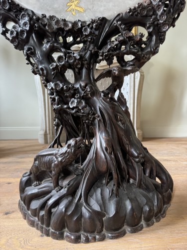  - Bas relief en marbre sur son piètement en bois sculpté du Vietnam XIXe