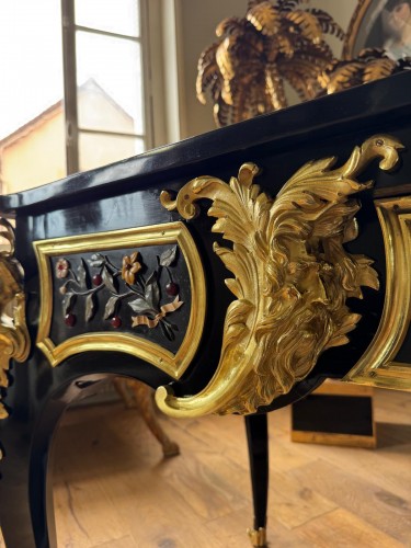 Antiquités - Bureau plat en marqueterie de Pierres dures