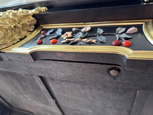 Antiquités - Bureau plat en marqueterie de Pierres dures