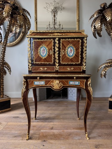 Bonheur du jour en marqueterie et porcelaine de Sèvres