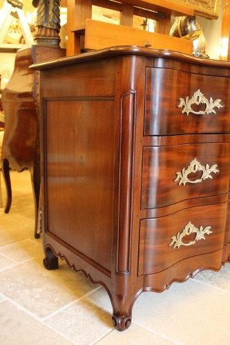 Commode nantaise à double arbalète en acajou massif, époque Louis XV - Mobilier Style Louis XV