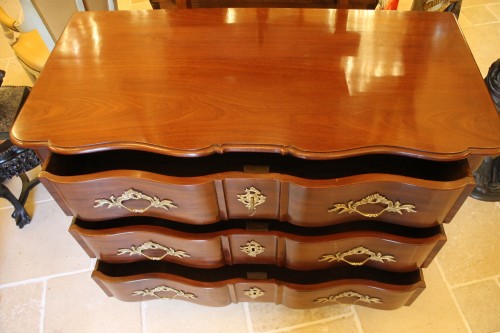 Louis XV - Commode nantaise à double arbalète en acajou massif, époque Louis XV