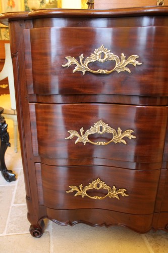 Antiquités - Commode nantaise à double arbalète en acajou massif, époque Louis XV